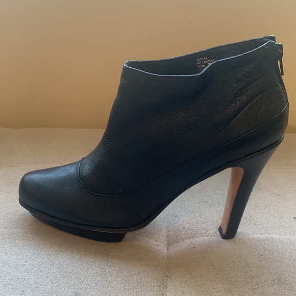 BCBG MAXAZRIA Women's Black Platform Booties Zip Back Size 10 - Picture 12 of 16